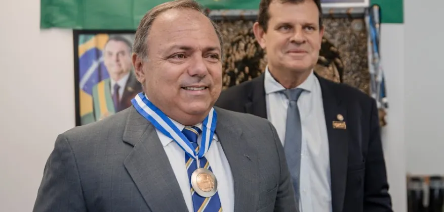 Read more about the article Maior honraria da Alerj, Medalha Tiradentes, é entregue para general Pazuello